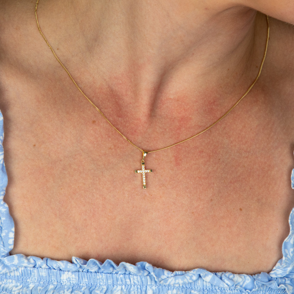 Cruz de Oro 10K y 14K Chica con detalle de Zirconias Micro Pavé