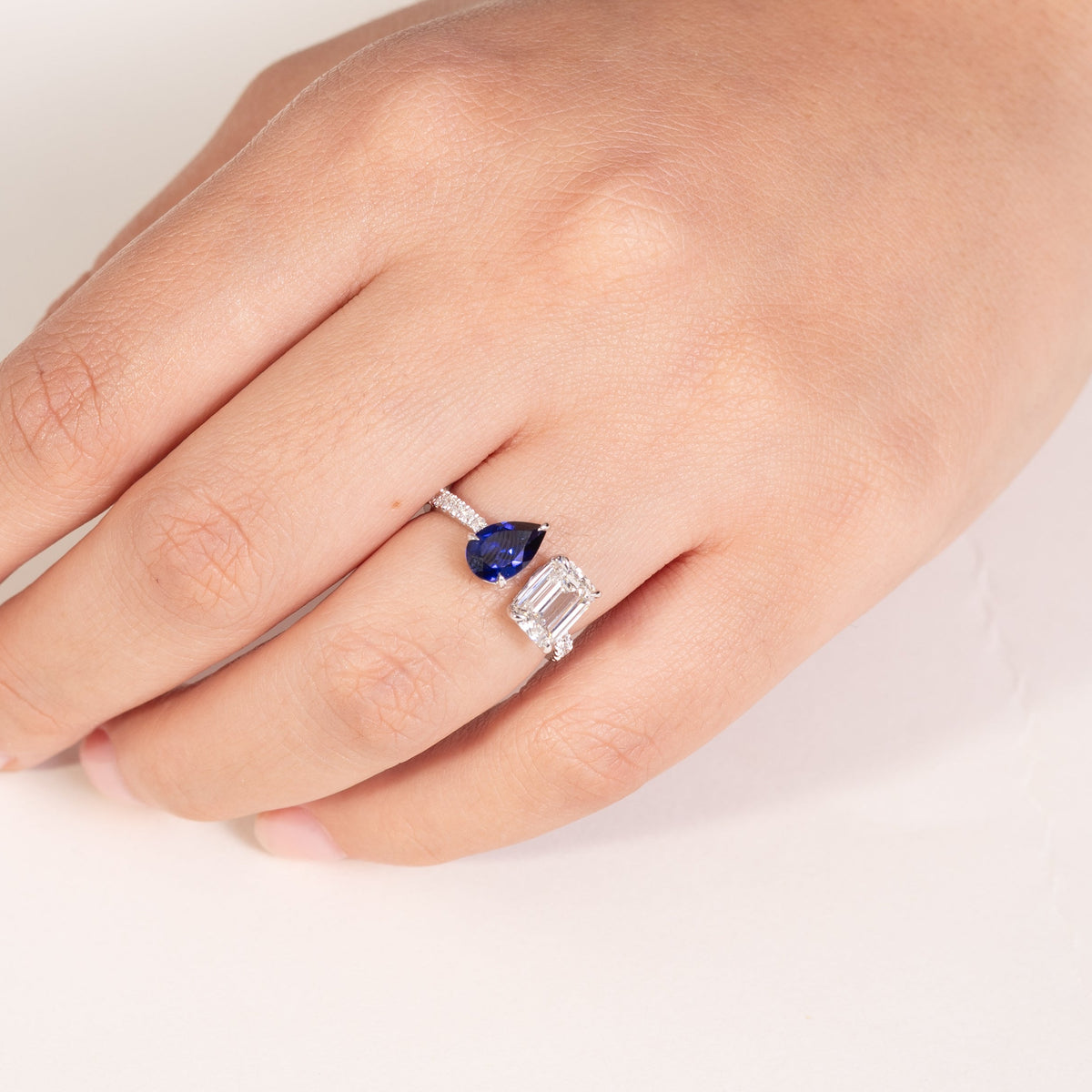 Anillo de Oro 10K Toi et Moi Brillante Blanco LAB, 1.56ct y Brillante Azul LAB, 1.12ct