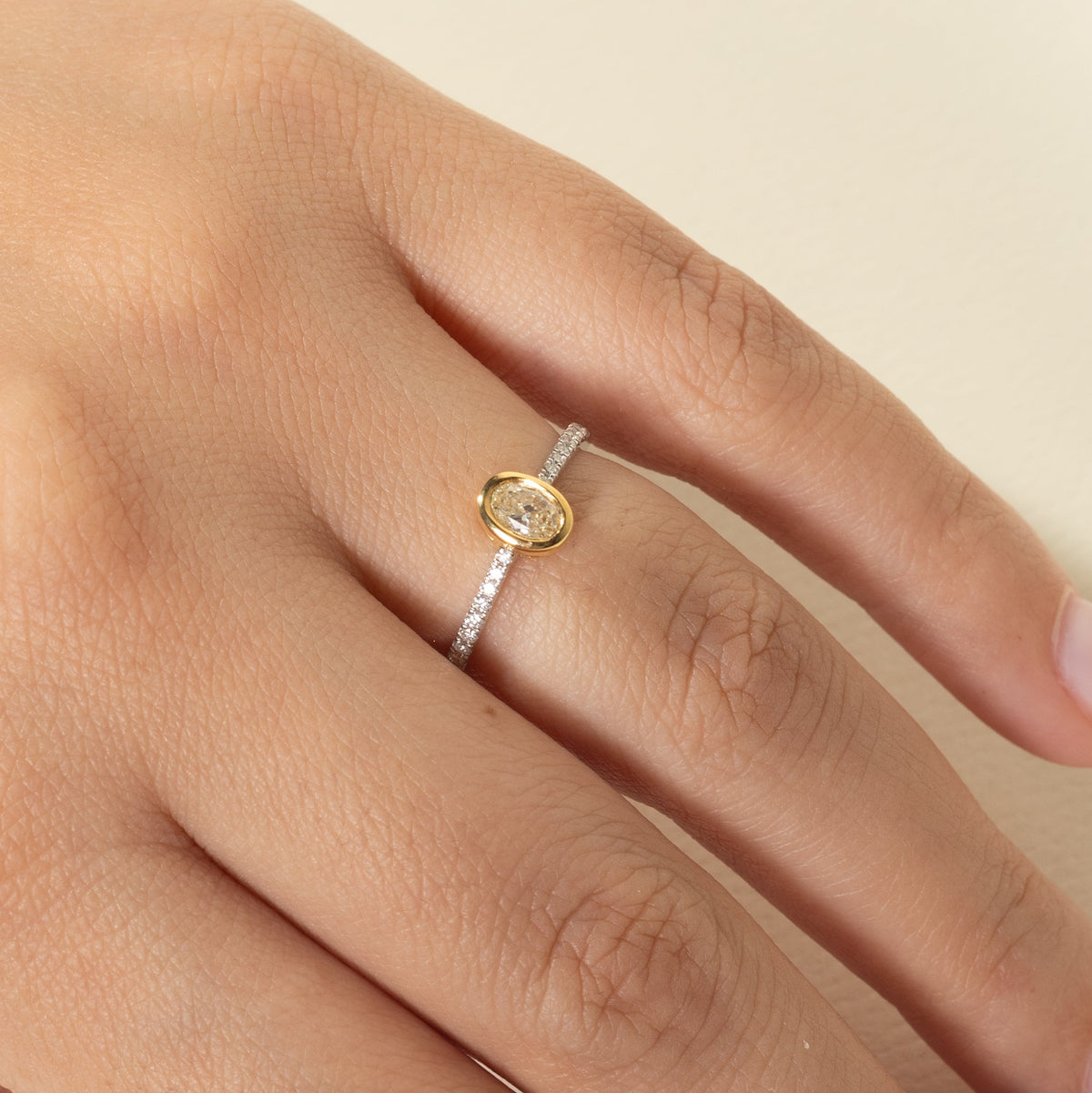 Anillo de Oro 18K Pavé y Central Biselado BRILLANTE NATURAL .41ct