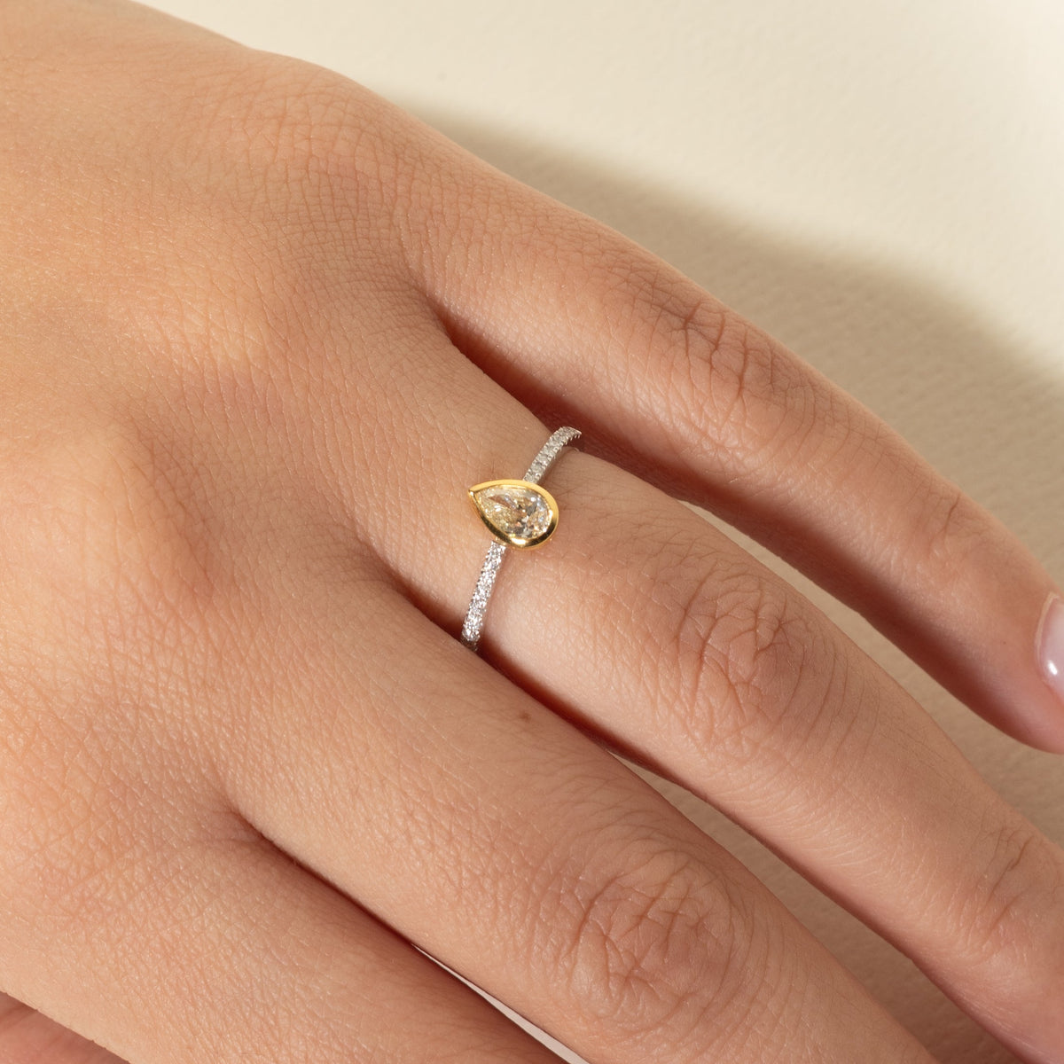 Anillo de Oro 18K Pavé y Central Biselado BRILLANTE NATURAL .43ct
