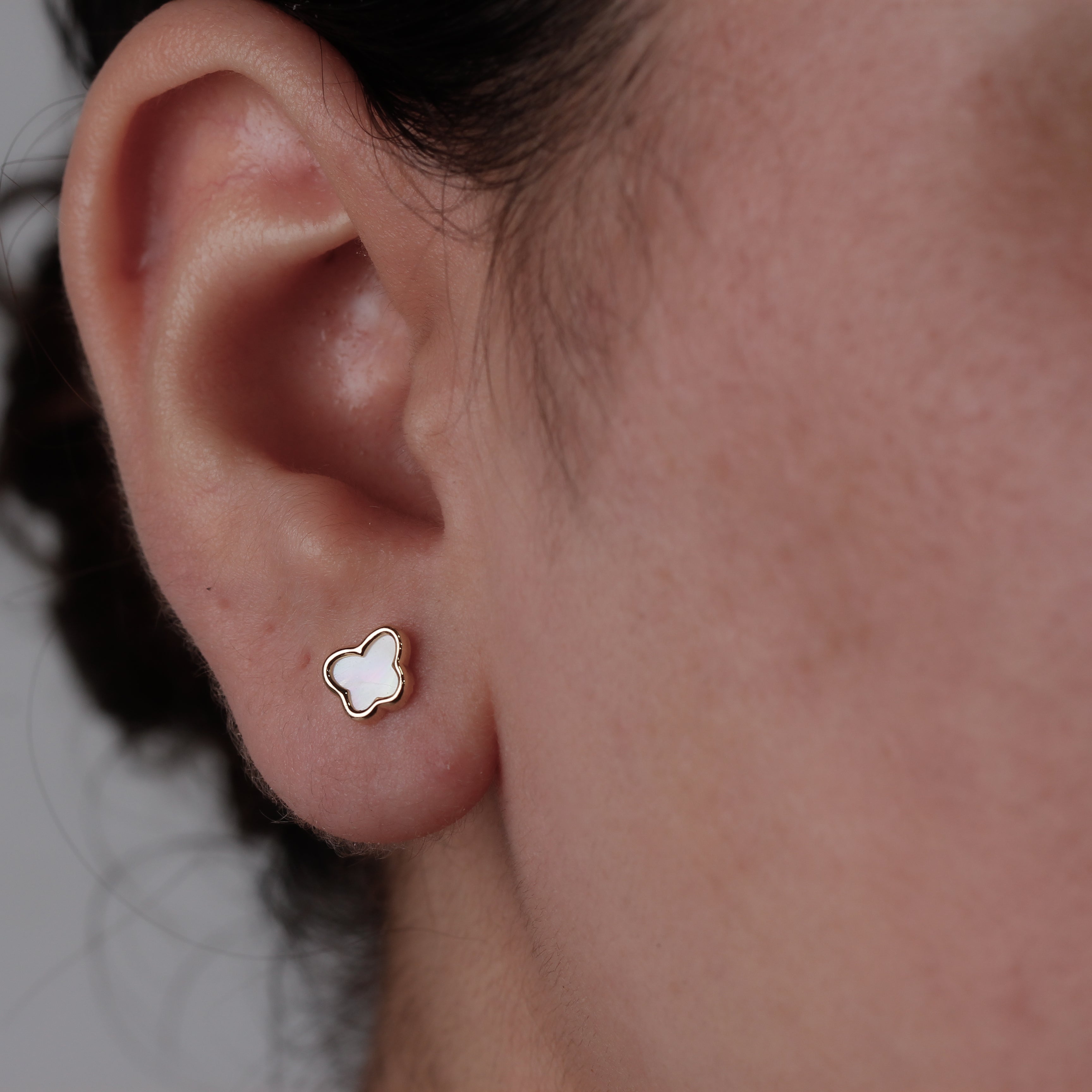Broquel de Oro 14K Mariposa Bisel con Madre Perla