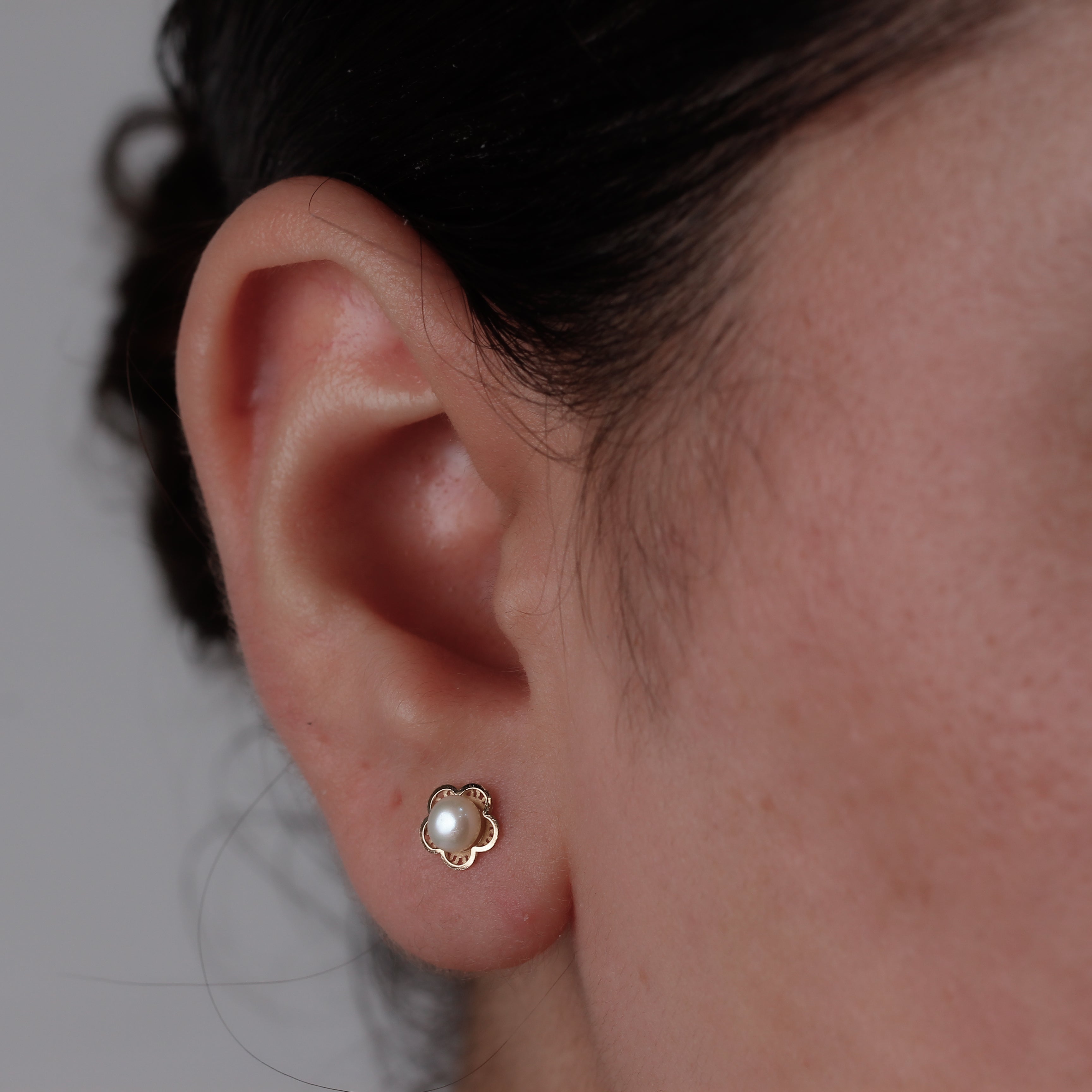 Broquel Español Oro 14k de Perla con Bisel Flor