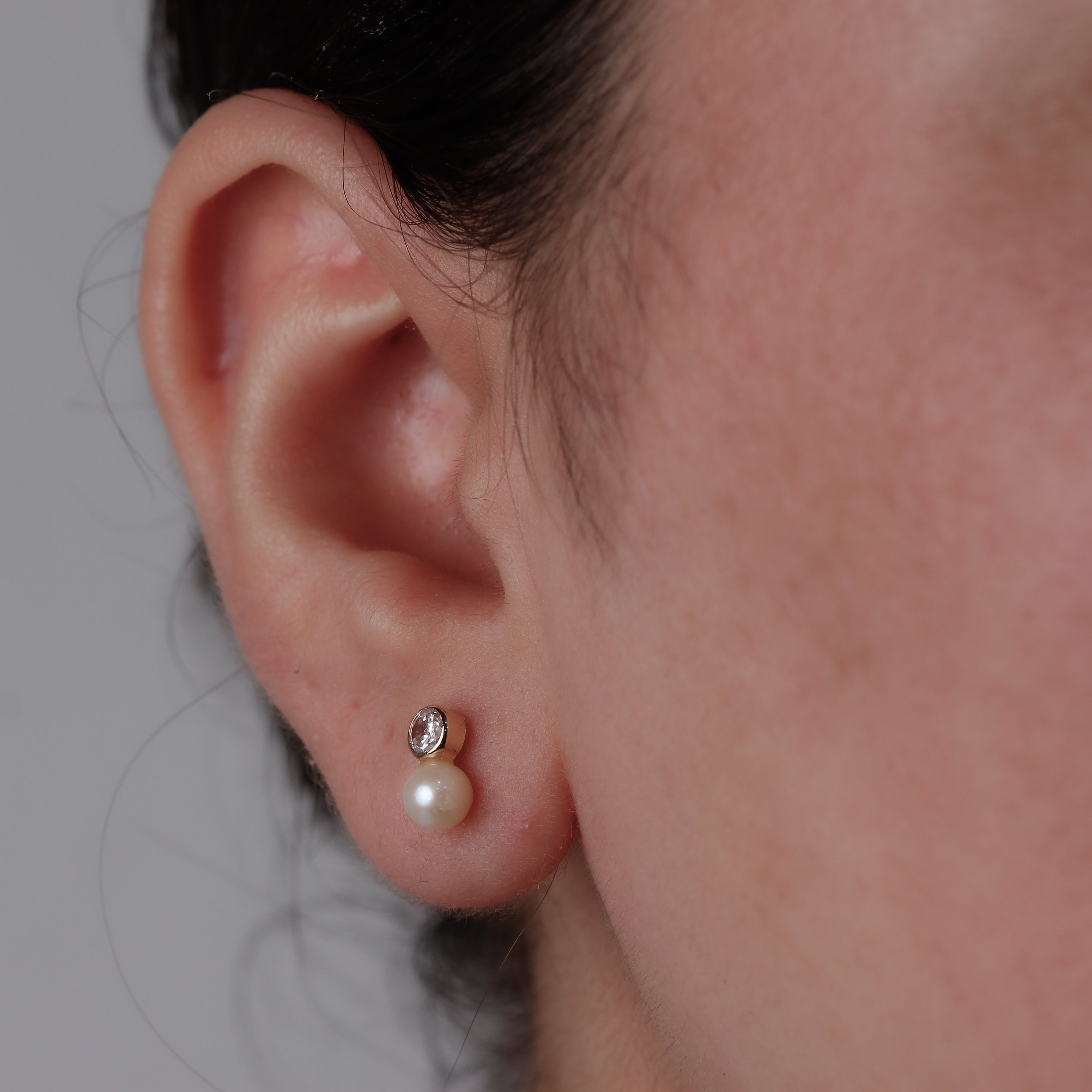 Broquel Español Oro 14k de Perla y Bisel con Zirconia