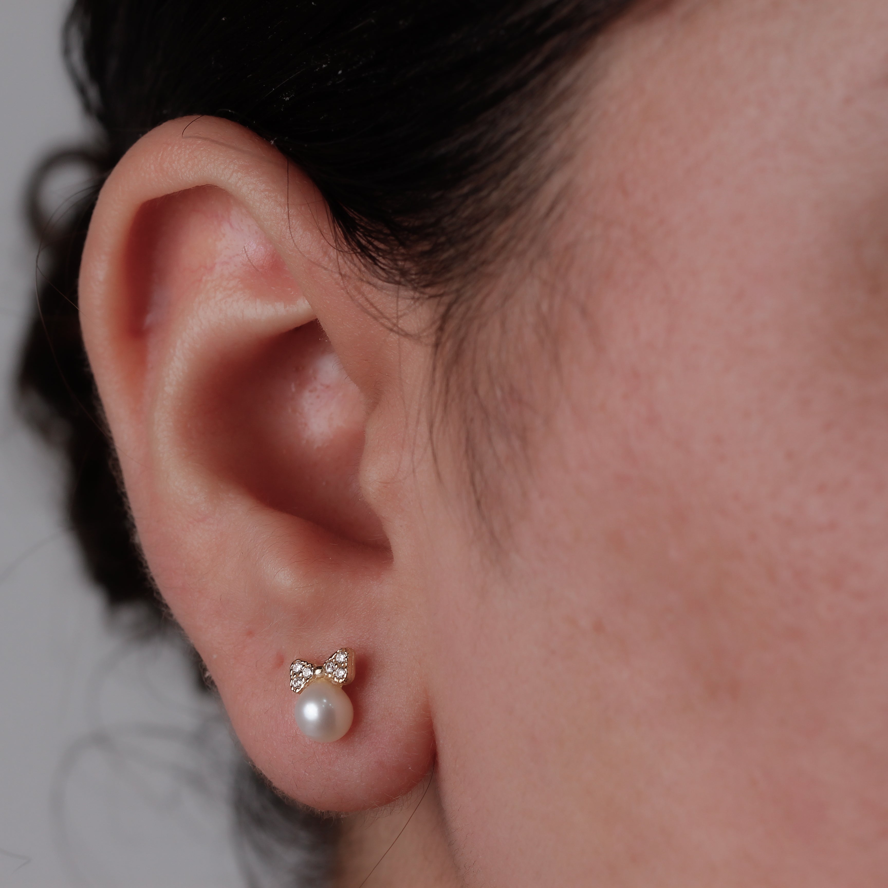 Broquel Español Oro 14k de Perla con Moño