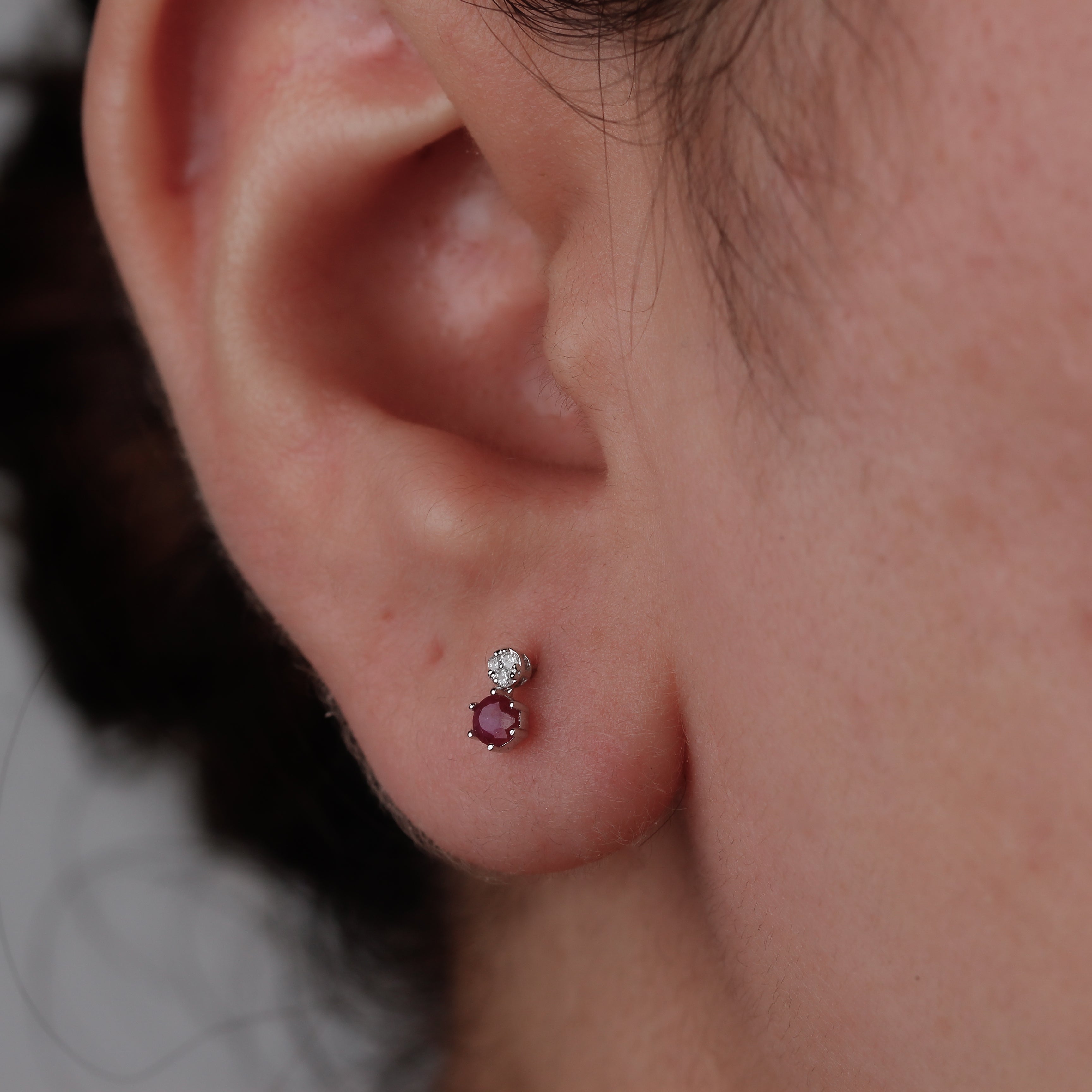 Broqueles Oro Blanco 14K Esmeralda y Rubi BRILLANTES NATURALES .03CT