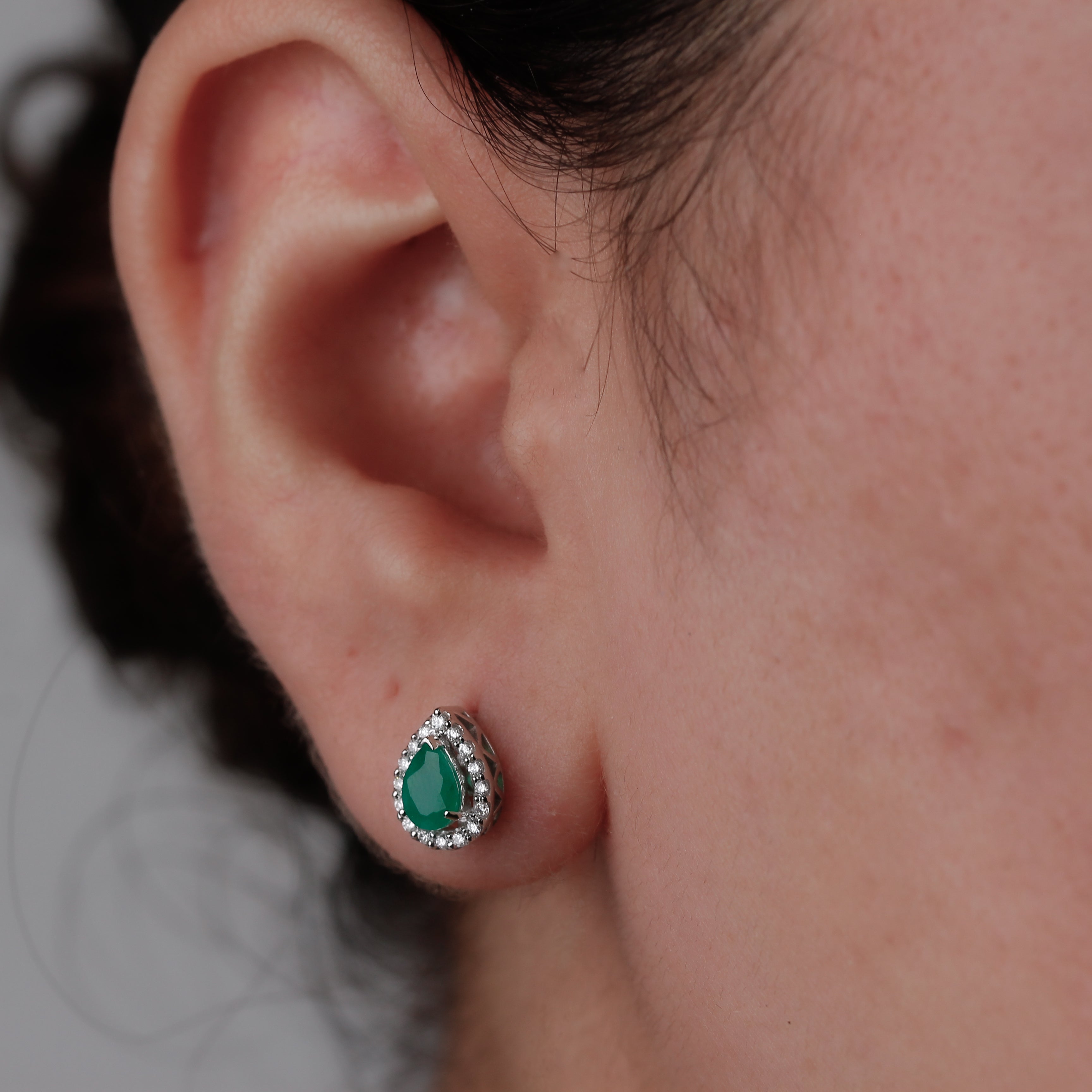 Broqueles de Oro Blanco 14K Esmeralda o Rubi en Gota con Halo de Brillante Natural