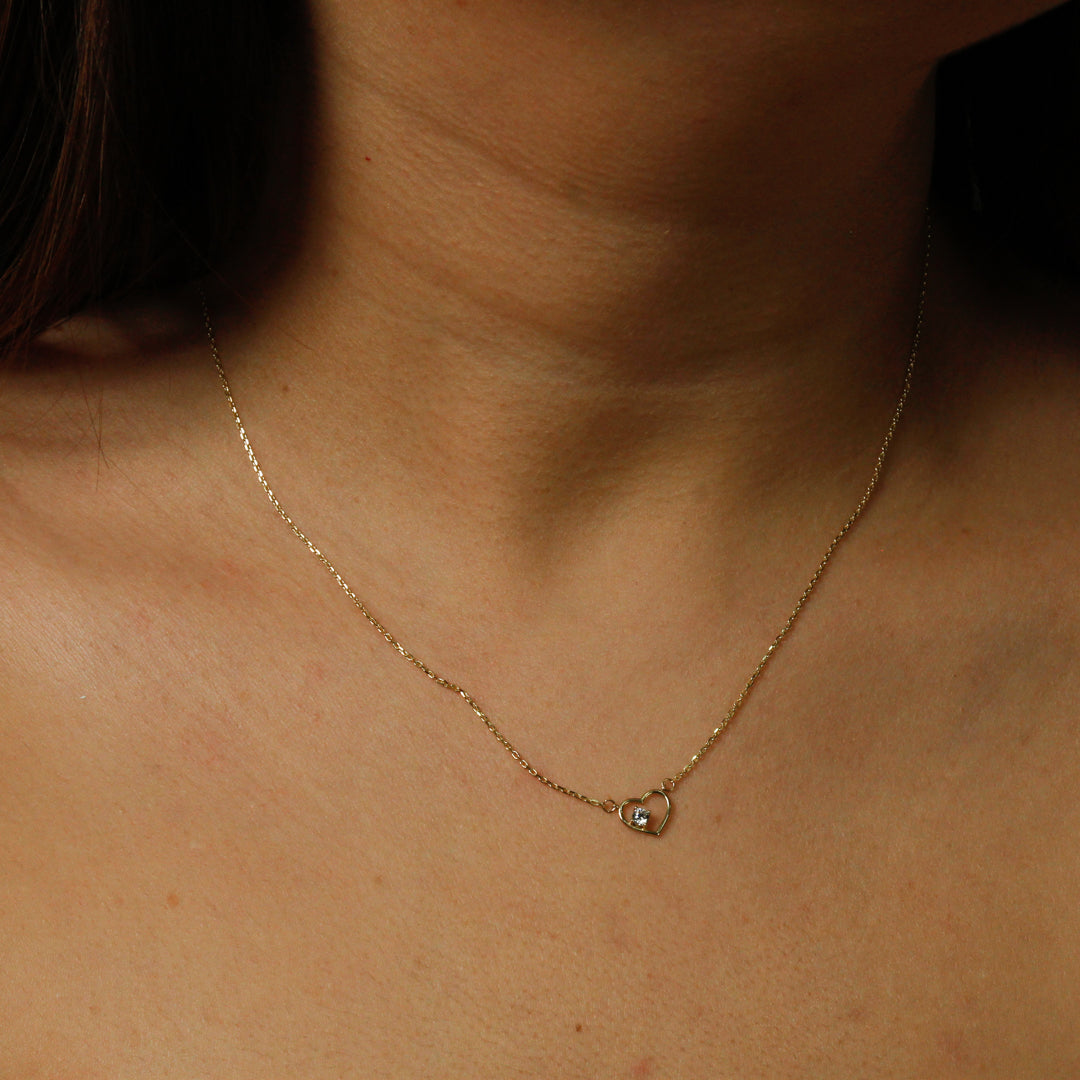 Gargantilla de Oro 10K Silueta Corazón Zirconia Ultraligero