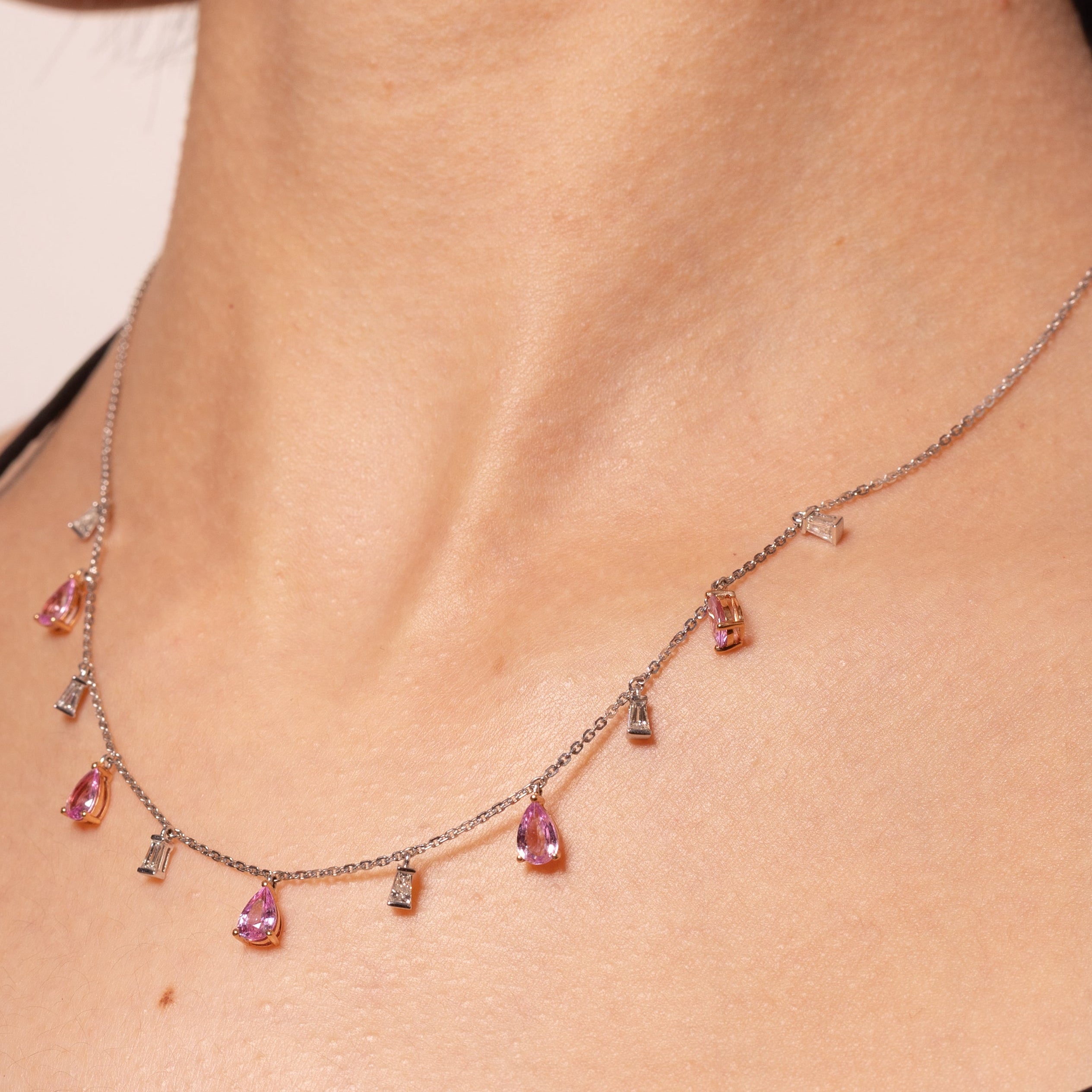 Gargantilla de Oro Blanco 18K  Zafiros Rosas 2.0ct y Brillantes Naturales .35ct