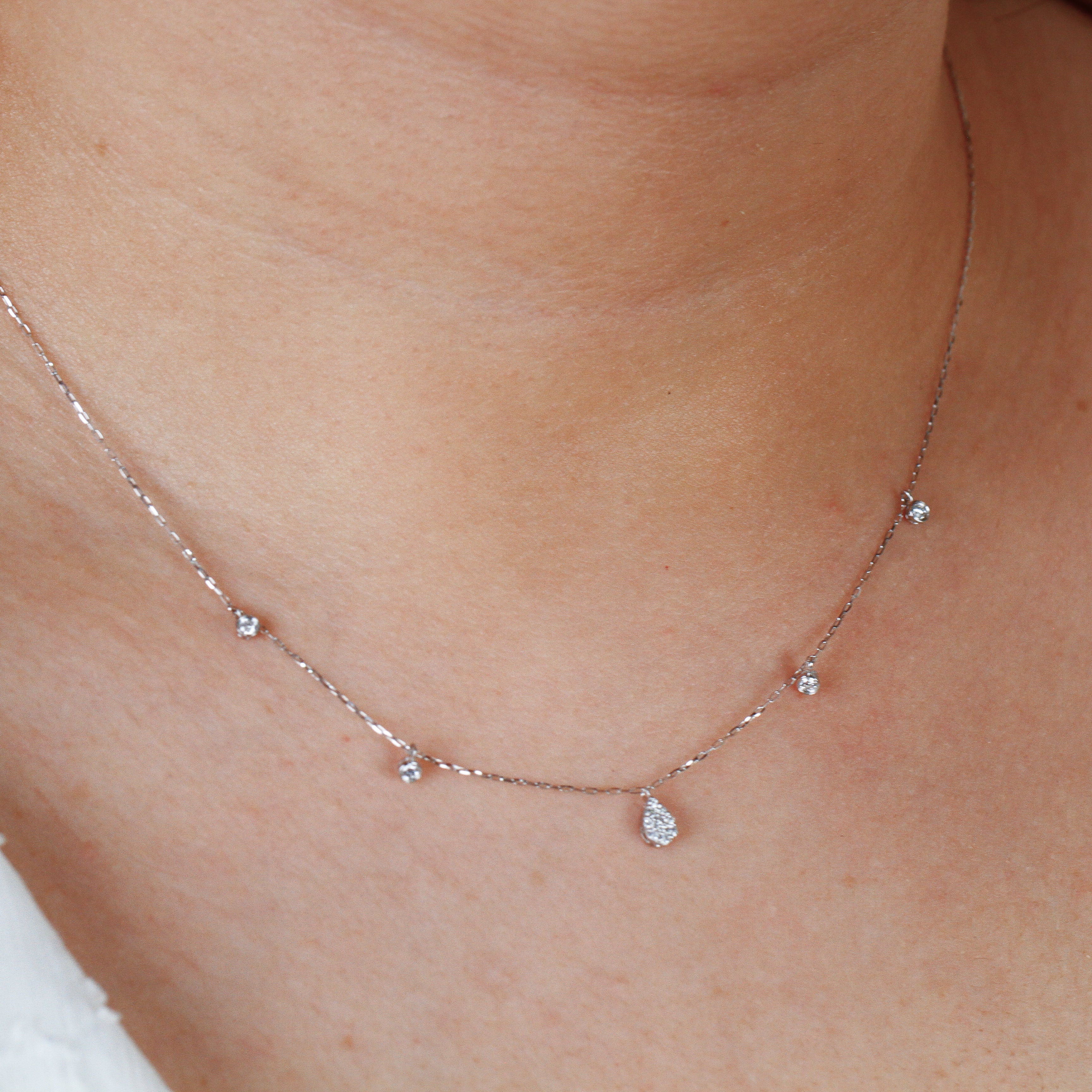 Gargantilla de Oro Blanco 14K 4 biseles y una gota al centro de BRILLANTES NATURALES .18ct