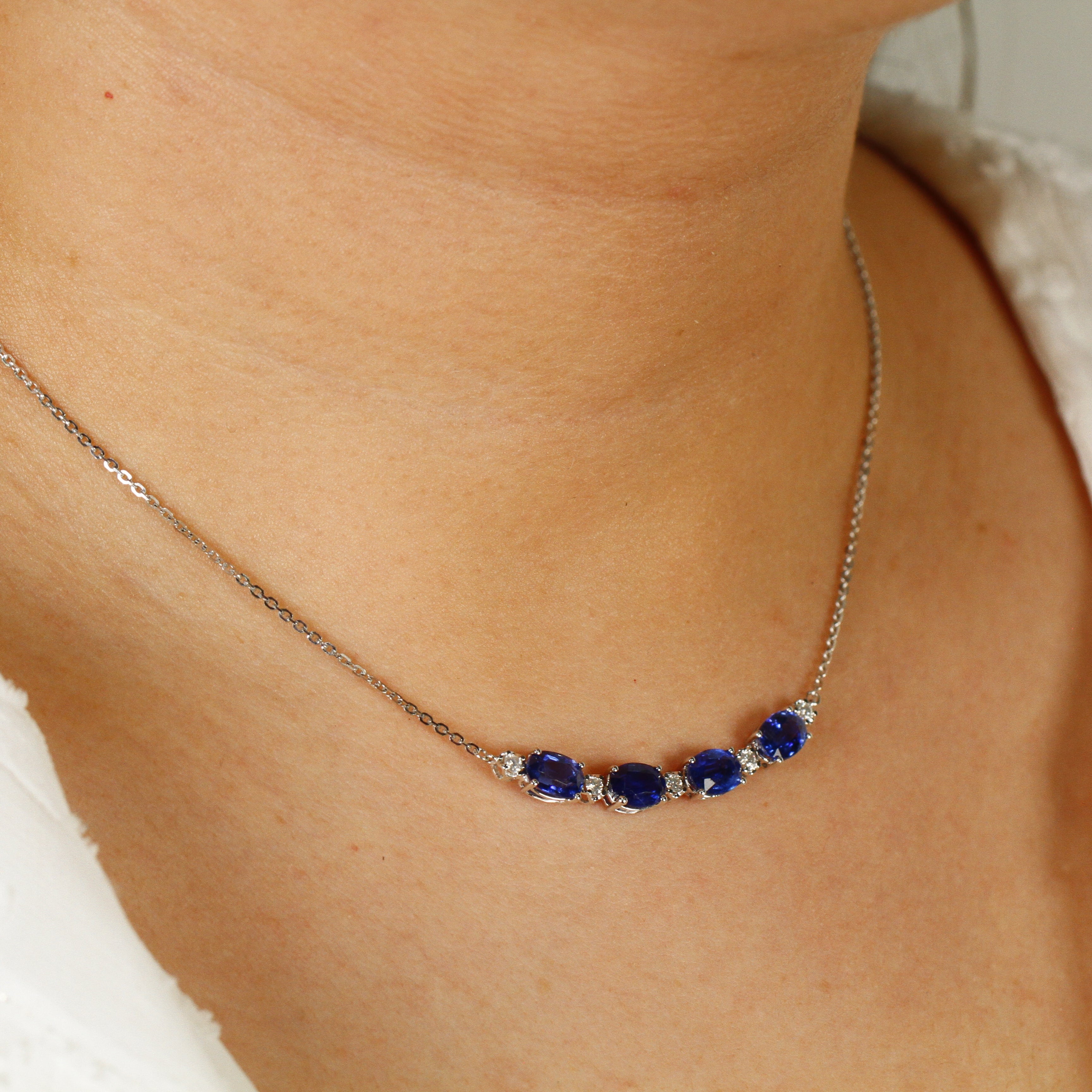 Gargantilla de Oro Blanco 18K  Sonrisa de Cianitas 4.08ct y Brillantes .20ct