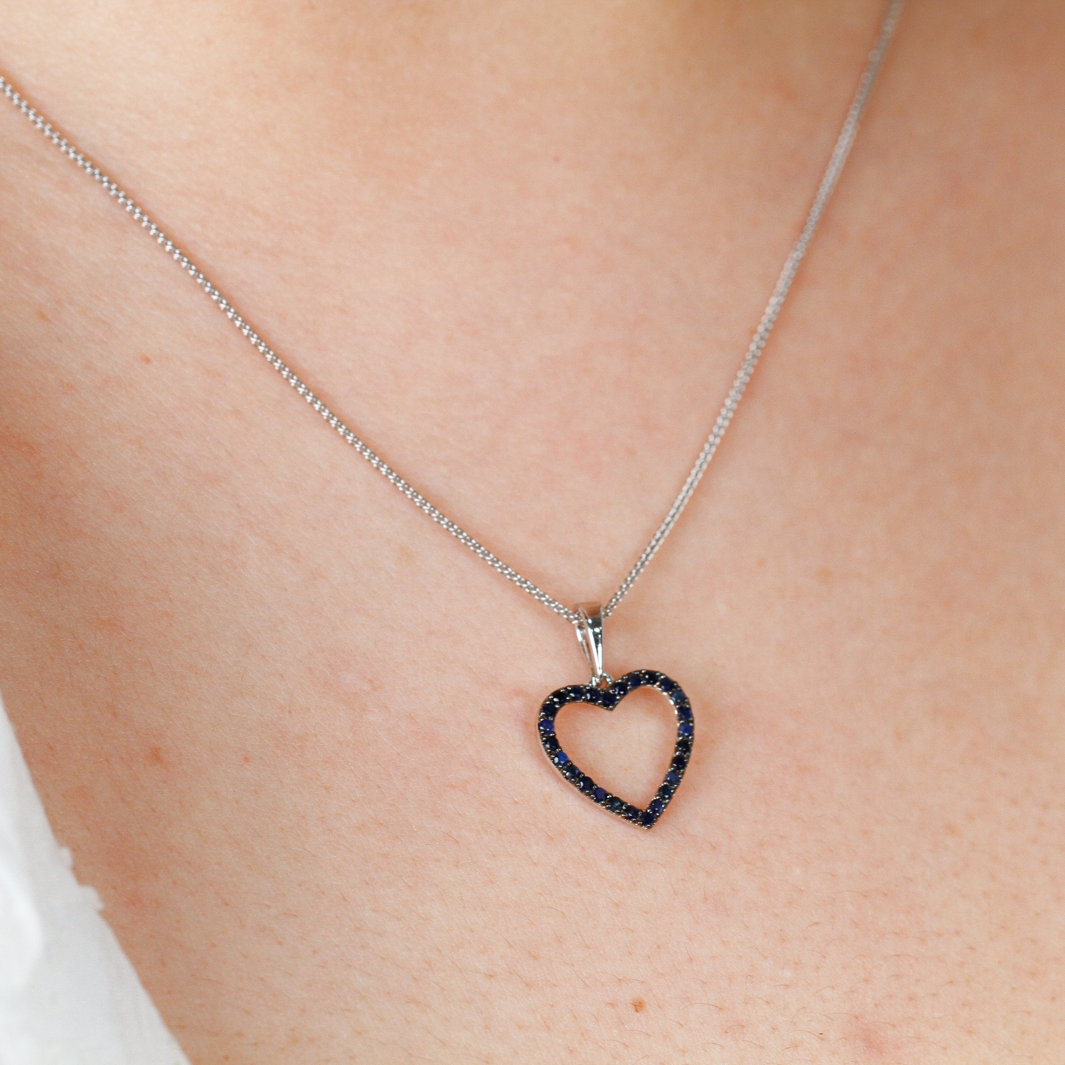 Dije de Oro Blanco 14K Corazón Zafiros o Rubíes