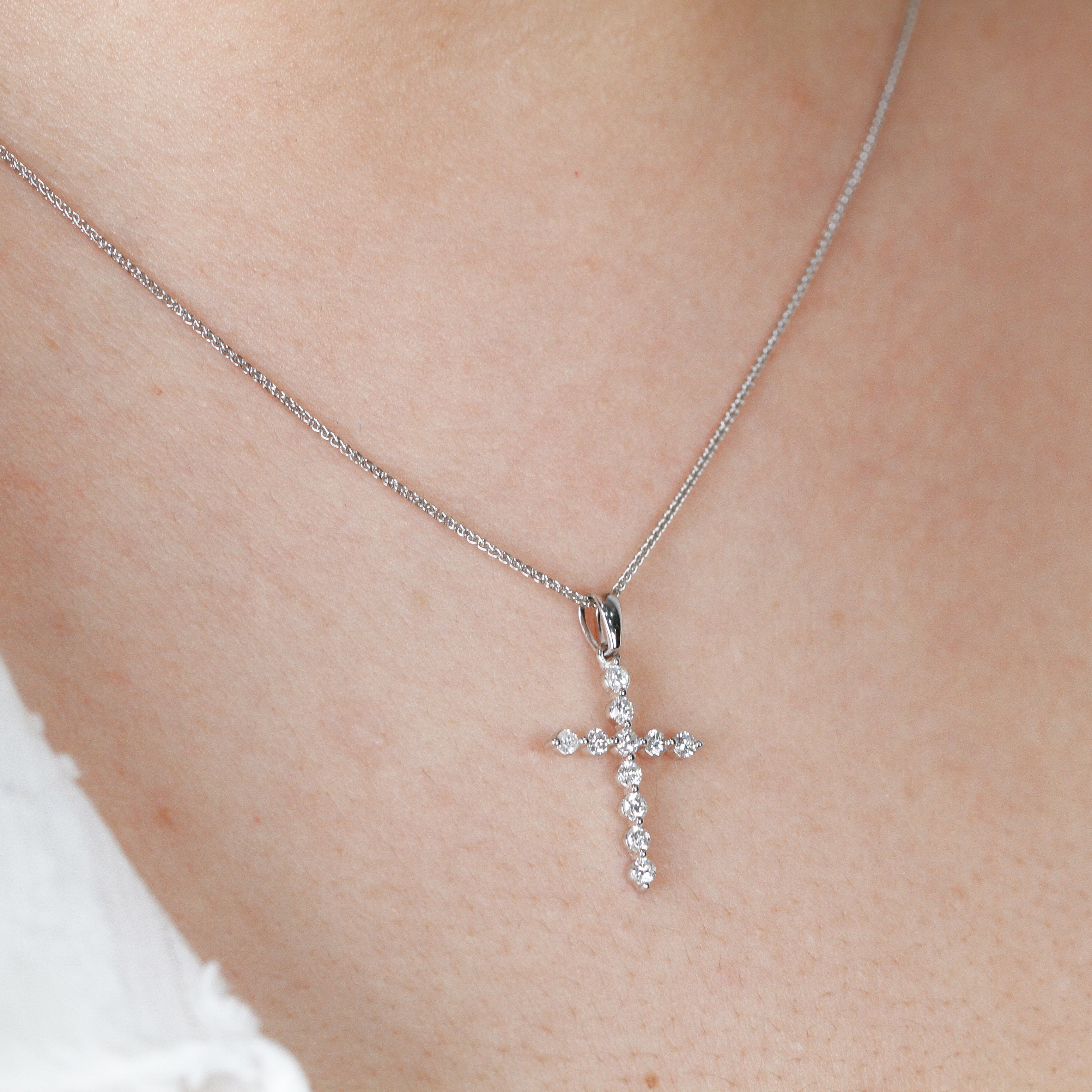 Cruz de Oro Blanco 14K BRILLANTES NATURALES .33ct