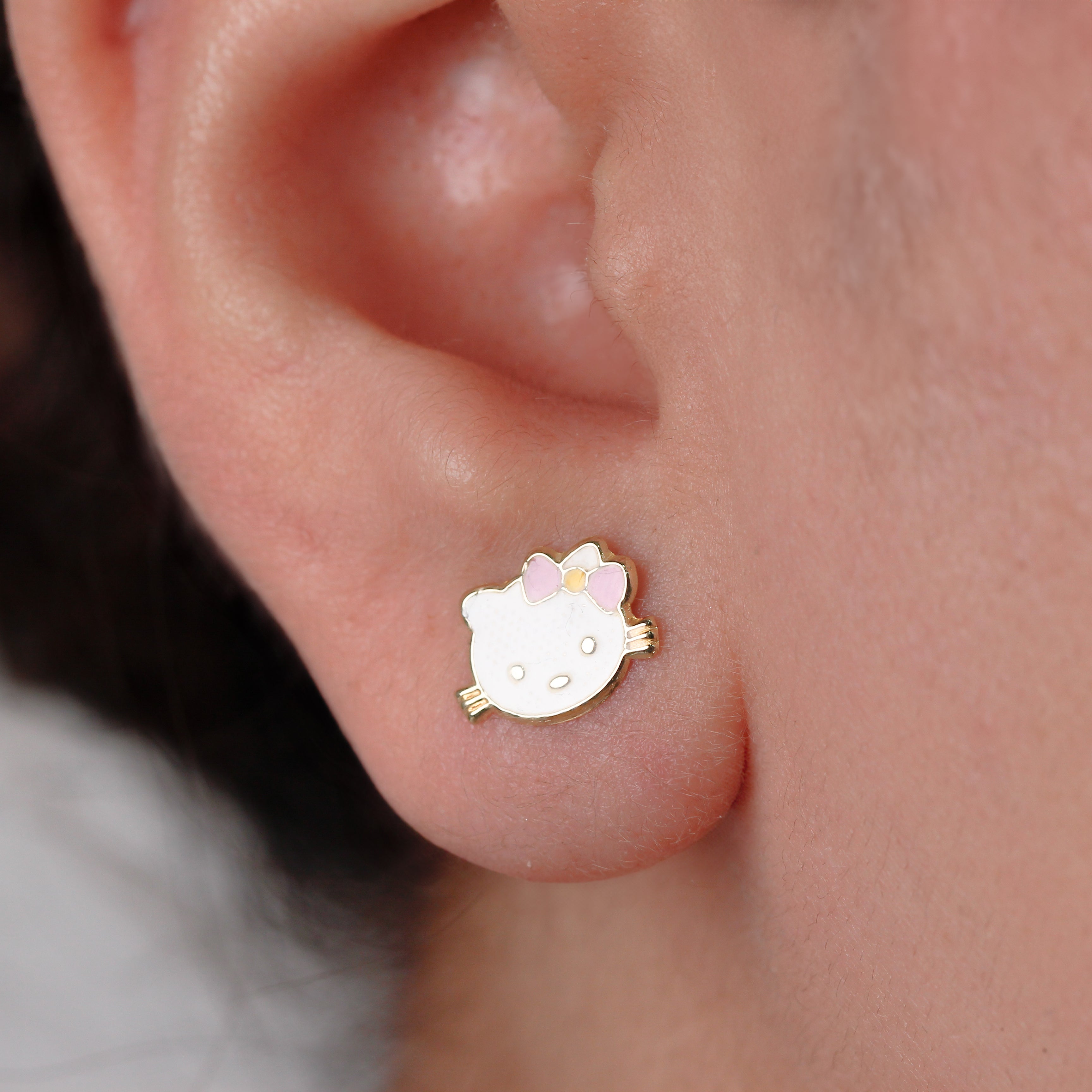 Broquel de Oro 10K  Hello Kitty Esmaltado