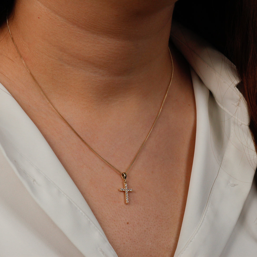 Cruz de Oro 10K y 14K Chica con Zirconias Micro Pavé