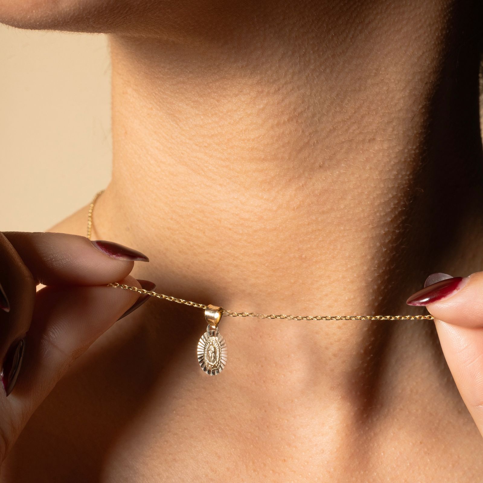 Medalla de Oro 10K Ovalada Virgen Guadalupe Mini