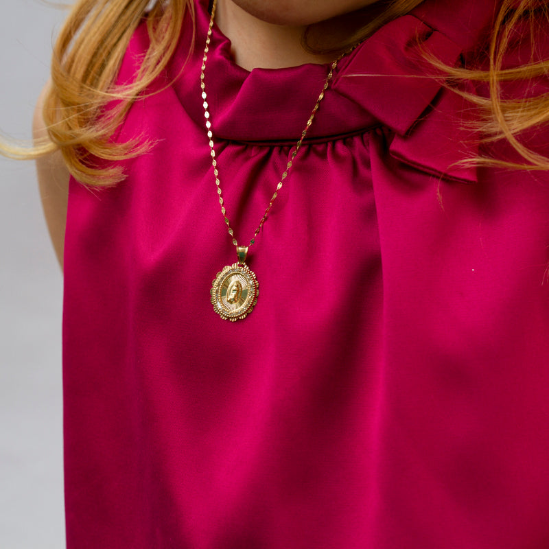 Medalla Ovalada de Virgen de Guadalupe, Perímetro de Flor - Oro 10K